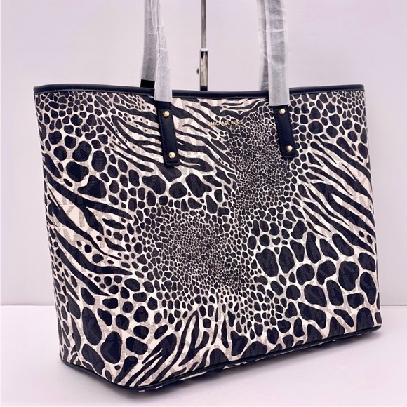 Michael Kors Carter Zebra Print Large
Open Tote Bag - Picture 11 of 11